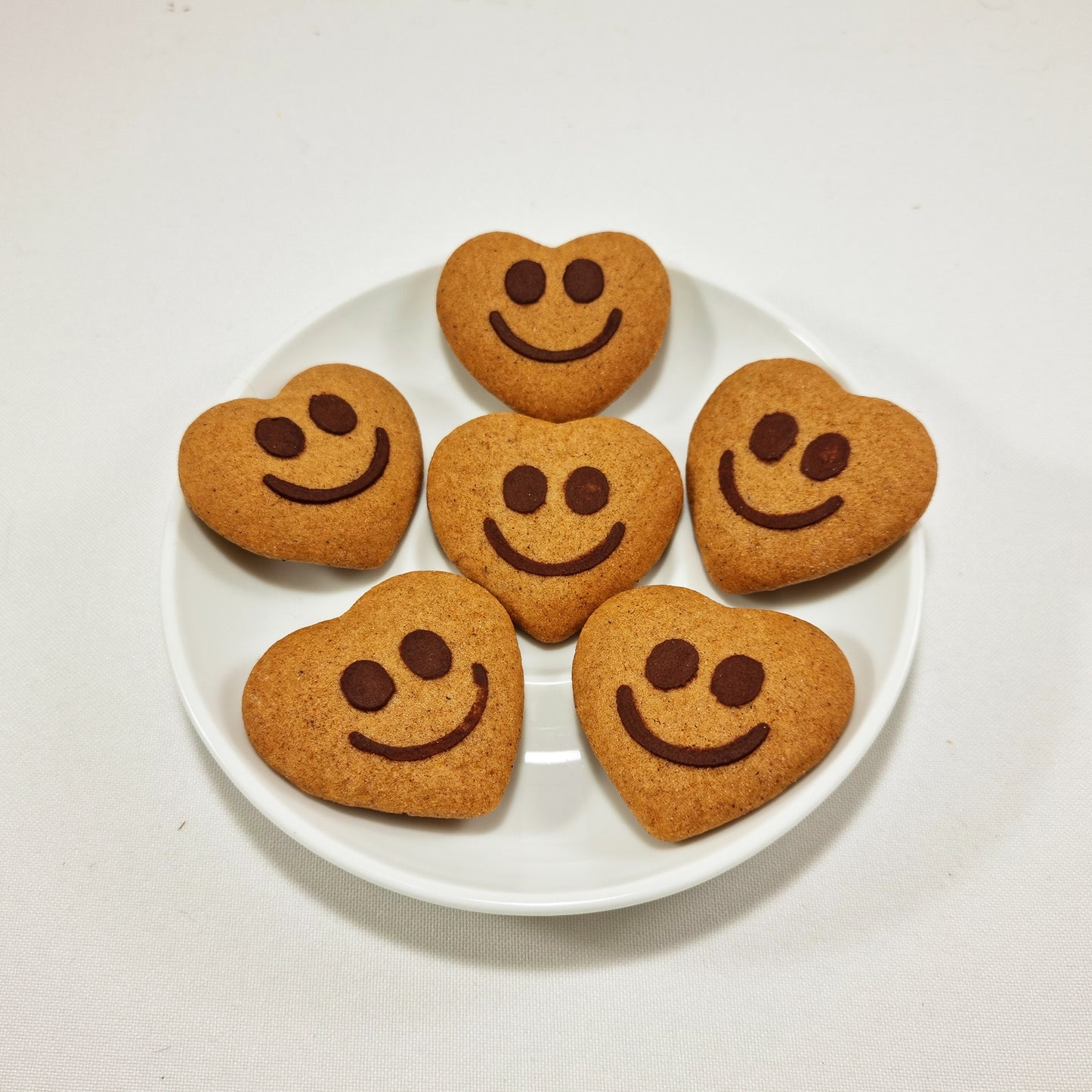 Kakaóval rajzolt Csudaíz Mézeskalács szív smiley desszert (6 db)